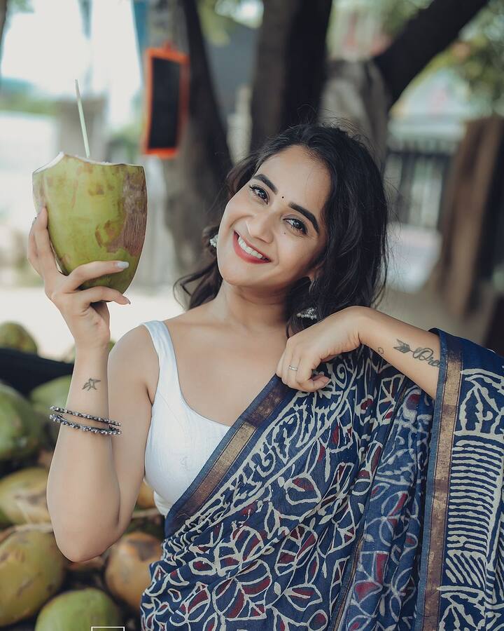 తాజాగా ఈ భామ చార్మినార్ పరిసర ప్రాంతాల్లో తిరుగుతూ పలు చిలిపి పనులు చేసింది. కొబ్బరి బోండాలతో ఫోటోలకు ఫోజులిచ్చింది.(Images Source : Instagram/deepthi sunaina)