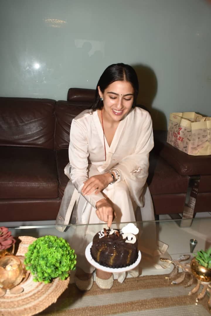 सारा ने केक काटने के बाद मीडियो में अपने बर्थडे की मिठाई भी बांटी. इन तस्वीरों पर एक्ट्रेस के फैंस खूब प्यार लुटा रहे हैं.