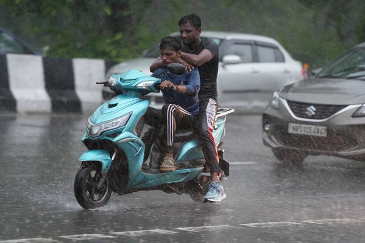 17 अगस्त को दिल्ली के आसमान में बादल छाए रहेंगे. उमसभरी गर्मी का दौर लौटने की संभावना है. अधिकतम तापमान 33 से 34 डिग्री और न्यूनतम तापमान 27 डिग्री रह सकता है.