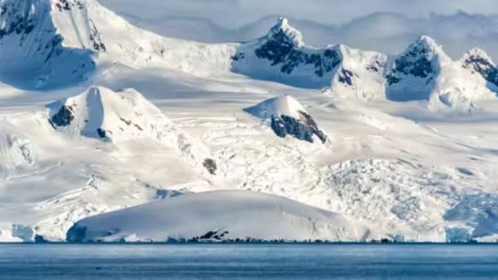 Antarctica Alert: એન્ટાર્કટિકના ઉપરના ભાગમાં ઠંડી હવાનું ફરતું દ્રવ્ય વૈજ્ઞાનિકો માટે ચિંતાનું કારણ બની ગયું છે. સમુદ્ર પર ફરતી ઠંડી હવાના સમૂહને એન્ટાર્કટિક ધ્રુવીય વમળ કહેવામાં આવે છે.