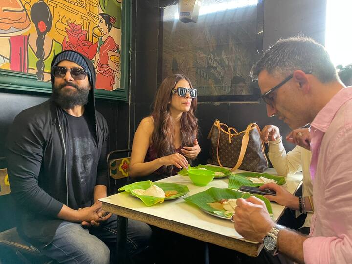 విజయవాడ వెళ్లిన విక్రమ్, మాళవికా మోహనన్, 'తంగలాన్' టీమ్... ఆ సిటీలోని ఫేమస్ బాబాయ్ హోటల్‌లో బ్రేక్ ఫాస్ట్ చేశారు. ఇడ్లీ, స్పెచల్ చట్నీ, సాంబార్ లాగించారు. ప్రజెంట్ ఆ ఫోటోలు నెట్టింట వైరల్ అవుతున్నాయి. 