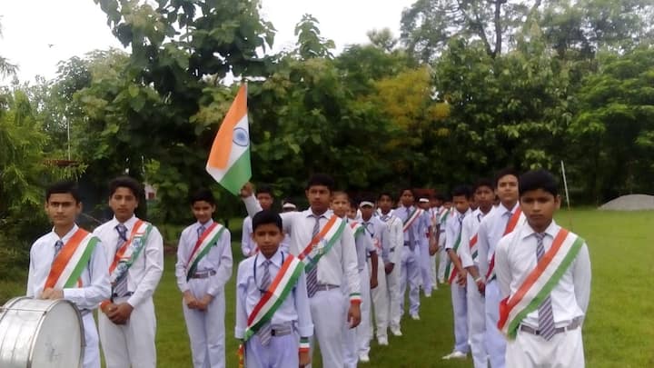 इसके अलावा तमाम स्कूल कॉलेज और संस्थानों में इस दिन कार्यक्रम आयोजित किए जाते हैं. और वहां भी झंडा फहराया जाता है.