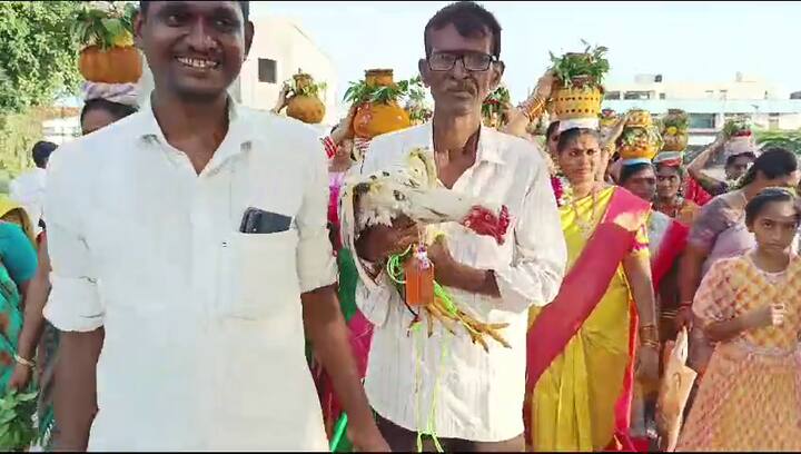 కోడి పుంజును ఆభరణాలతోపాటు మెడలో మద్యం బాటిల్ కూడా వేలాడదీశారు.