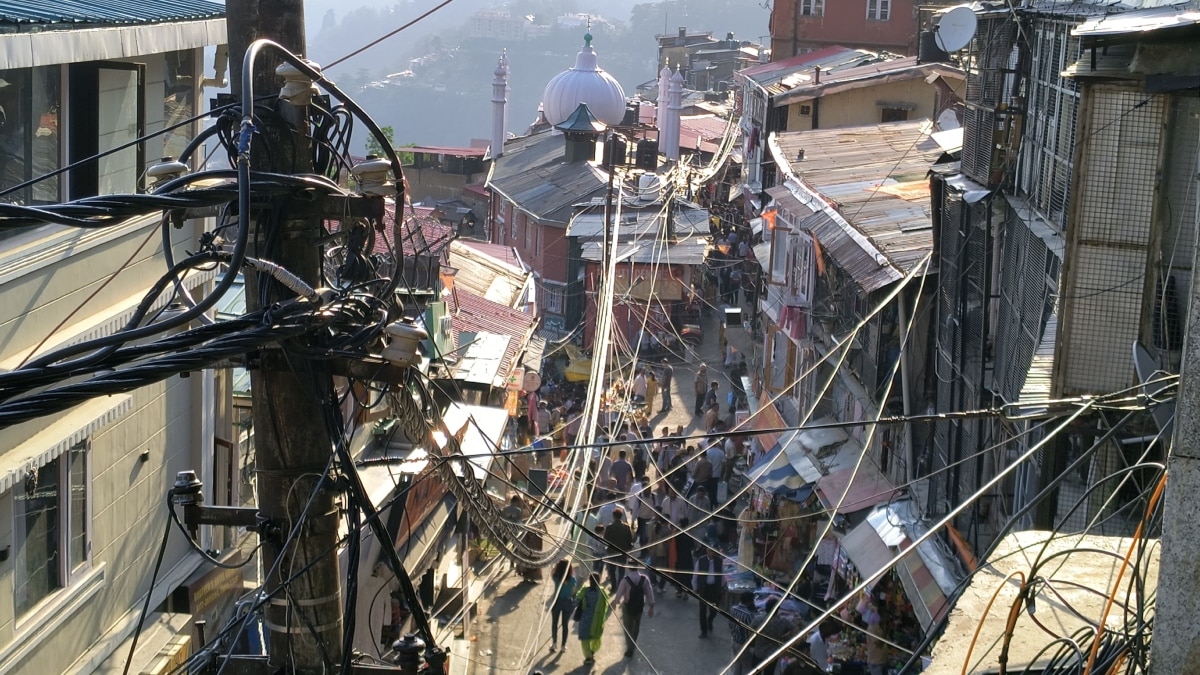 शिमला की खूबसूरती में आड़े नहीं आएंगे बेवजह लटक रहे केबल, मंत्री विक्रमादित्य सिंह ने दिए कड़े निर्देश