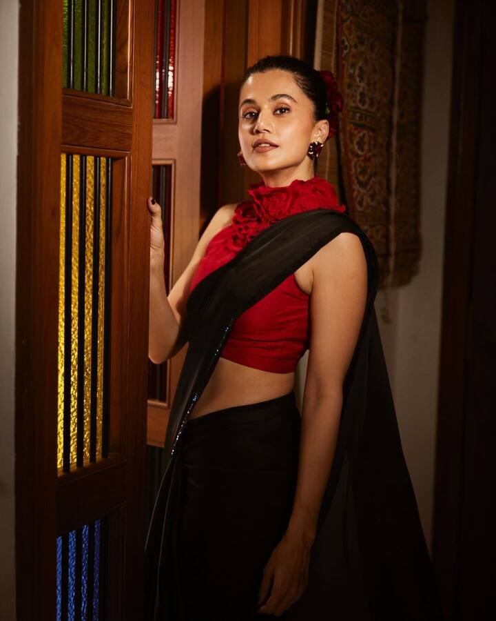 इसके बाद तापसी ने कभी पीछे मुड़कर नहीं देखा और एक के बाद एक हिट फिल्मों में काम कर अपनी एक्टिंग का लोहा मनावाया.