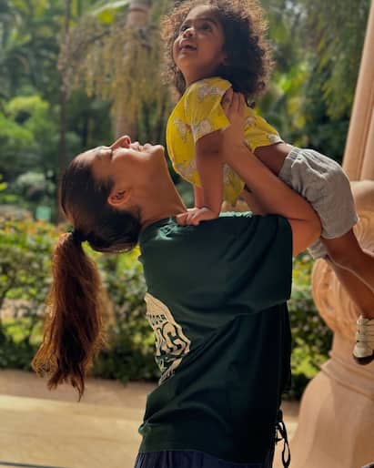 Nayanthara with Kids : குழந்தைகளை கொஞ்சி விளையாடும் நடிகை நயன்தாரா! Nayanthara with Kids : குழந்தைகளை கொஞ்சி விளையாடும் நடிகை நயன்தாரா!