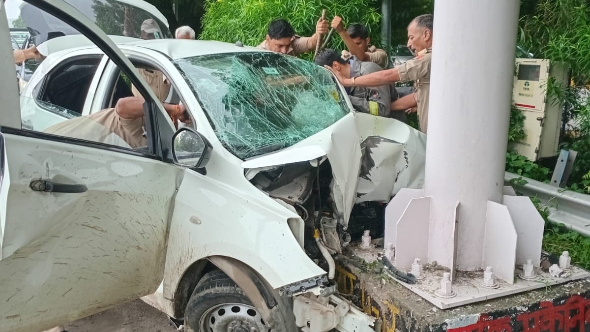 Road Accident: नोएडा में दिखा तेज रफ्तार का कहर, 3 लोगों की मौत, पोल से टकराई कार