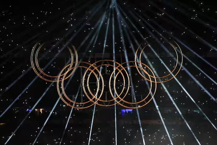 સમાપન સમારોહમાં સ્ટેડિયમમાં લાઇટ શો જોવા મળ્યો હતો. આ લાઈટ શોએ સૌનું ધ્યાન ખેંચ્યું હતું.