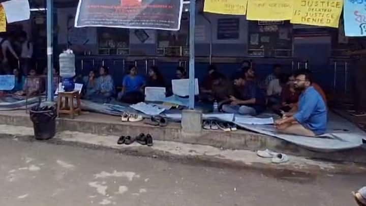 এদিকে আরজি মেডিক্যাল কলেজ হাসপাতালে কর্তব্যরত মহিলা চিকিৎসকের নৃশংস খুনের প্রতিবাদের ঢেউ আছড়ে পড়ল জেলাতেও।