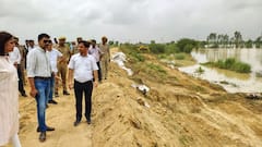 अलीगढ़ में नहर कटान से खेतों में भरा पानी, दर्जनों बीघा फसल बर्बाद, DM ने दिया मदद का आश्वासन