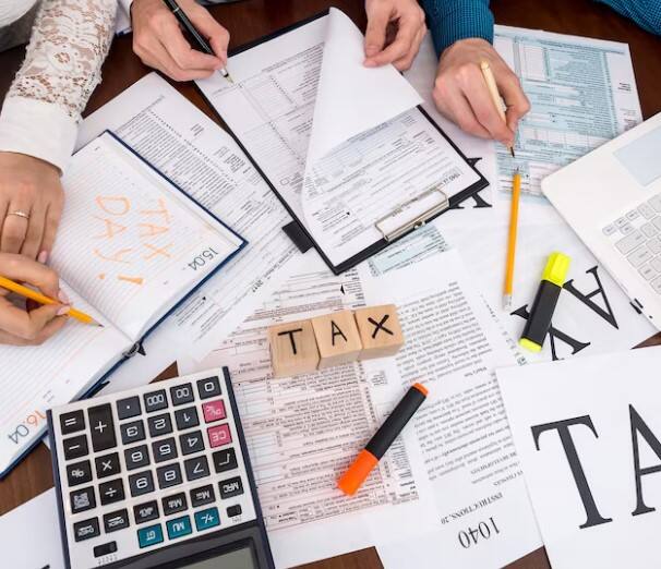 ਇਸ ਤੋਂ ਬਾਅਦ ਤੁਹਾਨੂੰ ਆਪਣੀ ਯੂਜ਼ਰ ਆਈਡੀ ਅਤੇ ਪਾਸਵਰਡ ਐਂਟਰ ਕਰਨਾ ਹੋਵੇਗਾ।. ਅੱਗੇ, ਇਨਕਮ ਟੈਕਸ ਰਿਟਰਨ ਦਾ ਵਿਕਲਪ ਚੁਣੋ ਅਤੇ ਫਾਈਲ ਕੀਤੀ ਰਿਟਰਨ ਦੇ ਵਿਕਲਪ ਦੀ ਜਾਂਚ ਕਰੋ। ਇੱਥੇ ਤੁਸੀਂ ਮੁਲਾਂਕਣ ਸਾਲ ਭਰ ਕੇ ਆਪਣੀ ਰਿਫੰਡ ਸਥਿਤੀ ਦੀ ਜਾਂਚ ਕਰ ਸਕਦੇ ਹੋ।