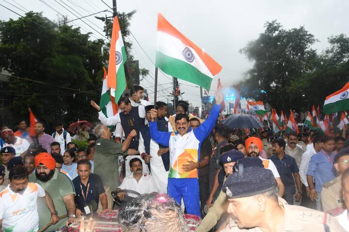 इस भव्य तिरंगा यात्रा में बीजेपी प्रदेश अध्यक्ष वीडी शर्मा, सहकारिता खेल और युवा कल्याण मंत्री विश्वास सारंग,भोपाल महापौर मालती राय और ओलंपिक में कांस्य पदक जीतने वाले विवेक सागर और शूटिंग में दो बार के ओलंपिक और अर्जुन अवार्डी ऐश्वर्य प्रताप सिंह विशेष रूप से शामिल हुए.