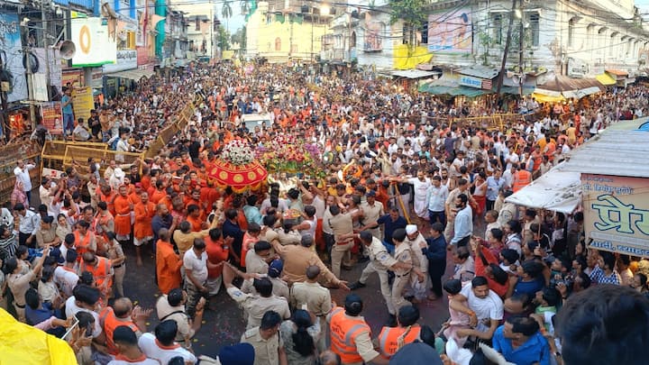 Ujjain Mahakal Sawari: भगवान महाकाल की चौथी सवारी में अलग-अलग रंग देखने को मिले. सीधी से आज जनजातीय कलाकारों की लोक नृत्य घसिया बाजे की अद्भुत प्रस्तुति ने दर्शकों का मन मोहा.