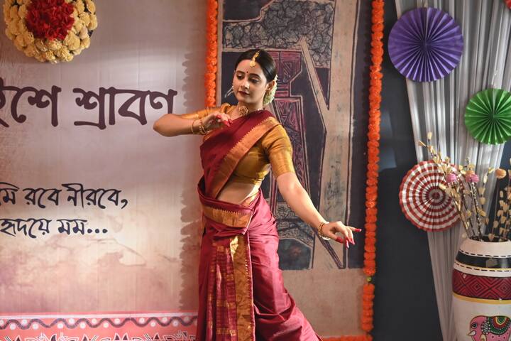 এই ধারাবাহিক জি বাংলায় সম্প্রচারিত হবে দুপুর বেলা। বেশ ছক ভেঙেই এই ধারাবাহিক সম্প্রচারিত হবে দুপুর ২টো থেকে।