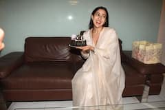 गले में रुद्राक्ष..माथे पर बिंदी, बर्थडे के दिन ट्रेडिशनल लुक में दिखीं सारा अली खान, मीडिया के साथ काटा केक