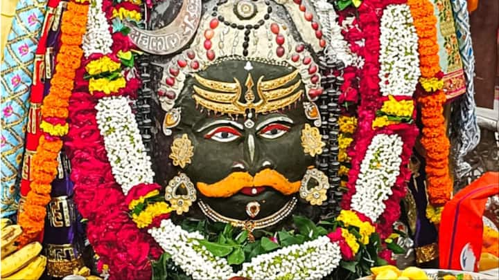 Mahakal Sawan: सावन माह के चौथे सोमवार को आज भगवान महाकालेश्वर के दरबार में ब्रह्म मुहूर्त से ही पूजा अर्चना का दौर जारी है. देशभर से श्रद्धालु भगवान महाकाल का आशीर्वाद लेने पहुंच रहे हैं.