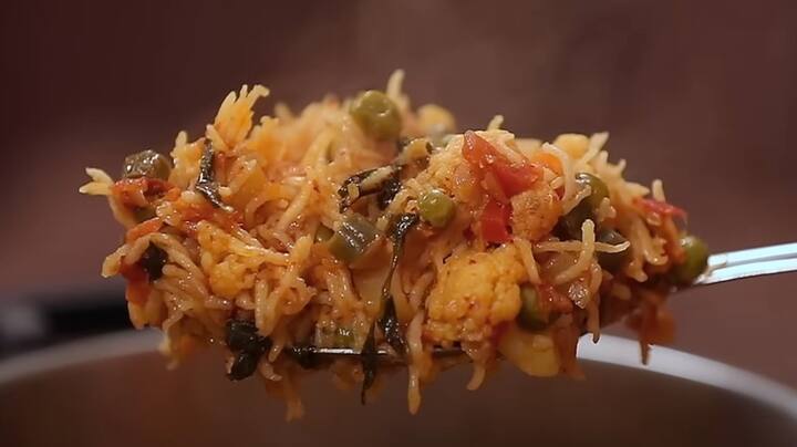 அதன்பிறகு அரிசியை கிளறிவிட்டு பாத்திரத்தை மூடி வைத்து மீண்டும் 5 நிமிடம் மிதமான தீயில் வேகவைத்து அடுப்பிலிருந்து இறக்கினால் சுவையான பகாரா ரைஸ் தயார்!