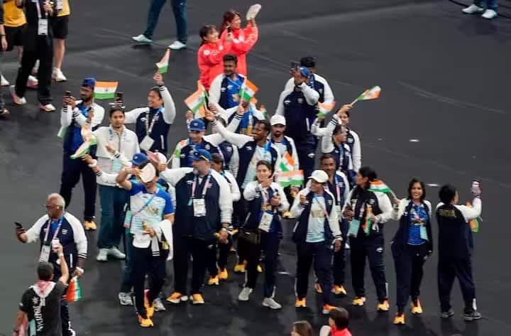 Paris Olympics 2024 Closing Ceremony: પેરિસ ઓલિમ્પિકના સમાપન સમારોહમાં ભારે માહોલ જામ્યો હતો. આ સમારોહ માટે સ્ટેડિયમને જ થિયેટરમાં ફેરવવામાં આવ્યું હતું. પેરિસ ઓલિમ્પિક્સ 2024 સમાપ્ત થઈ. આ વખતની ઓલિમ્પિક ભારત માટે ઘણી મિશ્ર રહી.