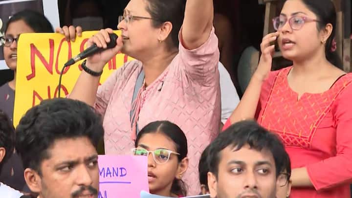 প্রতিবাদের ঢেউ পৌঁছে গিয়েছে উত্তরবঙ্গেও। উত্তর দিনাজপুরের RG করকাণ্ডের প্রতিবাদে রায়গঞ্জ গভর্নমেন্ট মেডিক্যাল কলেজ হাসপাতালে বিক্ষোভে সামিল হন জুনিয়র চিকিৎসকরা। মৌন মিছিল করেন তাঁরা।