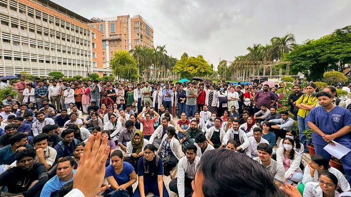 The Federation of Resident Doctors Association (FORDA) on Monday launched a nationwide strike demanding justice for the trainee doctor who was raped and murdered in a Kolkata hospital. (Photo: PTI)