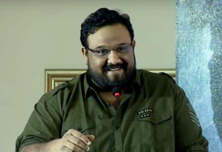 இவர் முதலில் தெலுங்கில் சில படங்களை இயக்கி பிறகு சிறுத்தை படம் மூலம் தமிழில் அறிமுகமானார். சிறுத்தை சிவா இன்று 47 வது பிறந்த நாளை கொண்டாடி வருகிறார்.