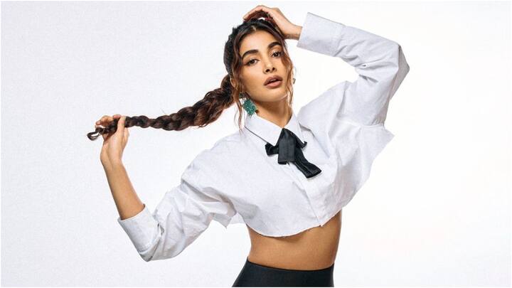 Pooja Hegde Stunning Look: 'మేడమ్ సార్ మేడమ్ అంతే' అని బుట్ట బొమ్మ పూజా హెగ్డే గురించి ఐకాన్ స్టార్ అల్లు అర్జున్ 'అల వైకుంఠపురములో' చెప్పారు. ఆవిడ లేటెస్ట్ ఫోటోలు చూస్తే మీరూ ఆ మాటే అంటారు.