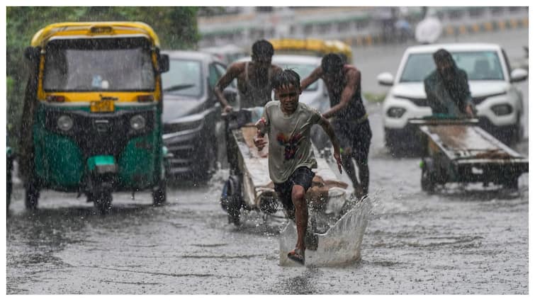 weather forecast 12 august 2024 aaj ka mausam imd rain alert in Delhi Bihar UP Weather Update: दिल्ली में बारिश को लेकर अलर्ट, UP के 30 जिलों में झूमकर बरसेंगे बदरा, IMD ने बताया मौसम का हाल