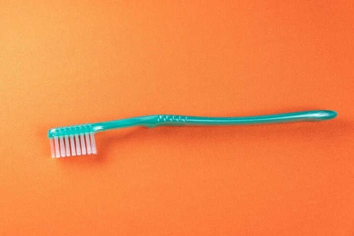 आमतौर पर लोग एक टूथब्रश को तीन से चार महीने में बदल लेते हैं, लेकिन कुछ स्थितियों में आपको इसे एक या दो महीने के अंदर ही चेंज कर लेना चाहिए.