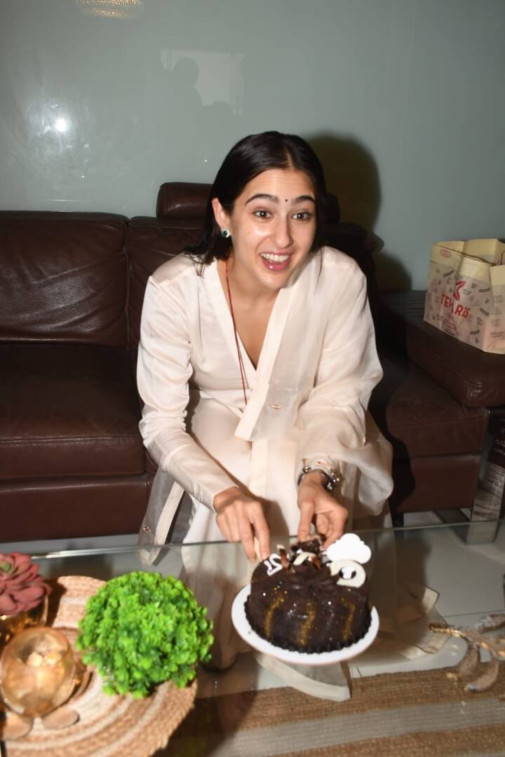 इन तस्वीरों में एक्ट्रेस मीडिया के साथ अपना बर्थडे केक कट करती हुई नजर आ रही हैं. उनके चेहरे पर इस दौरान एक बड़ी सी स्माइल दिखी.