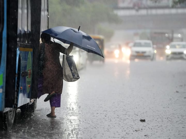 दिल्ली में सोमवार को अधिकतम तापमान 33 और न्यूनतम तापमान 26 डिग्री रहने का पूर्वानुमान है.