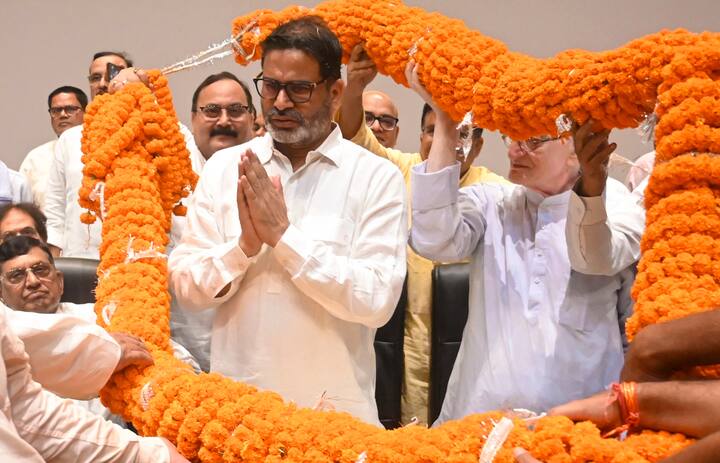 भविष्यवाणी करते हुए पीके आगे बोले जन सुराज 2025 में पूर्ण बहुमत से सरकार अपनी बनाएगी. आप लिखकर रख लीजिए और चुनाव से भी तीन महीने पहले मिल लीजिएगा.