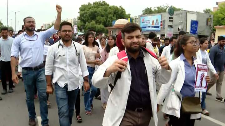 দেশের রাজধানী দিল্লির ১০ টি সরকারি হাসপাতালের চিকিৎসকেরা এই ঘটনার প্রতিবাদ জানিয়ে কর্মবিরতিতে নেমেছেন।