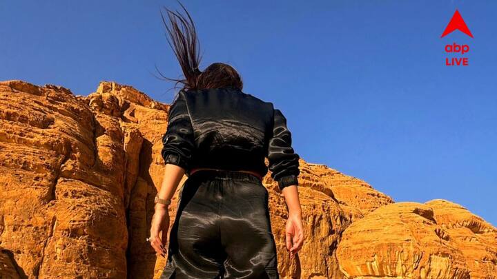 সোশ্যাল মিডিয়ায় একই জায়গা থেকে ছবি শেয়ার করেছেন রুক্মিণী মৈত্রও। সদ্য ছবি মুক্তির ব্যস্ততা কাটিয়ে ছুটি কাটাতে গিয়েছিলেন তাঁরা।