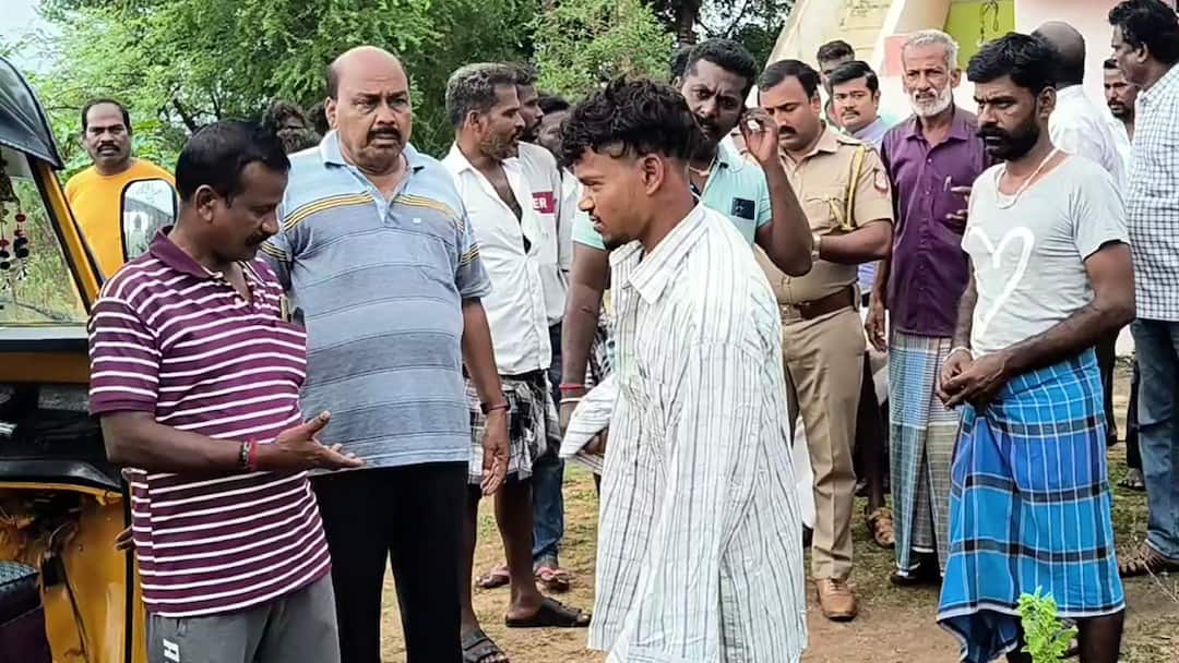 திருட வந்த இடத்தில் சிக்கிய வட மாநில தொழிலாளி - தர்ம அடி கொடுத்து போலீசிடம் ஒப்படைப்பு Dindigul crime Northern state laborers stole 50 thousand rupees by breaking the window bars of the house - TNN திருட வந்த இடத்தில் சிக்கிய வட மாநில தொழிலாளி - தர்ம அடி கொடுத்து போலீசிடம் ஒப்படைப்பு