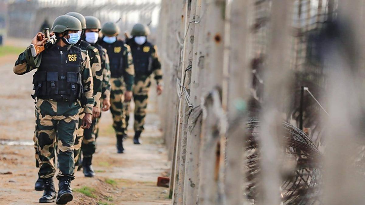 Bangladesh: चोरी-छिपे भारत में घुसने की फिराक में थे बांग्लादेशी तस्कर, BSF ने किया ढेर