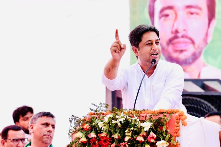 यूपी के मंत्री ने बताया कि मीरापुर उनकी सीट है. चंदन चौहान एमएलए थे, जो सांसद बन गए हैं. 2024 में भी वे लोग जीते.