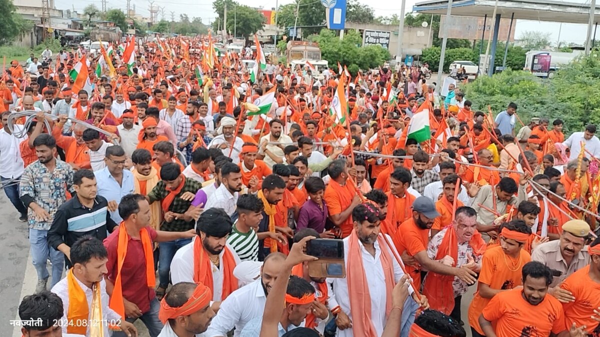 शिव भक्ति के साथ देश भक्ति का चढ़ा रंग, कांवड़ यात्रा पर मुस्लिम समाज के लोगों ने बरसाए फूल