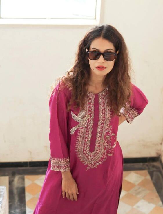 पायल सोशल मीडिया पर भी काफी एक्टिव रहती हैं और अपनी तस्वीरें और रोजमर्रा की लाइफ के अपडेट फैंस के साथ शेयर करती रहती हैं.