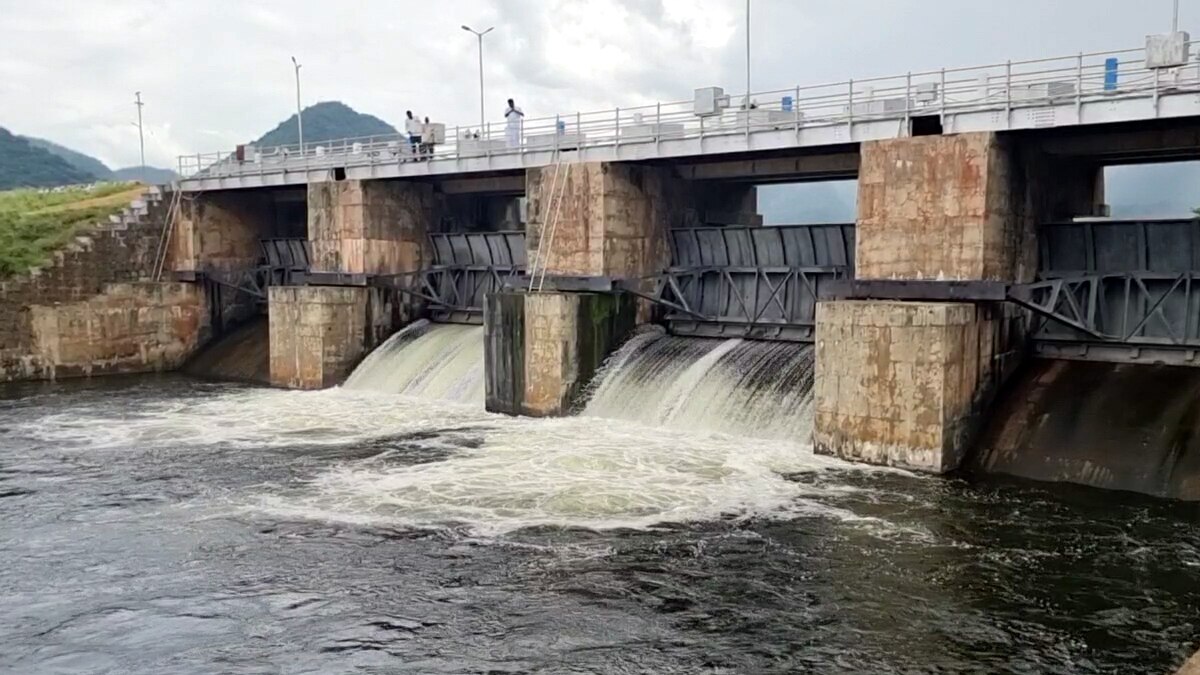 கும்பக்கரை அருவியில் வெள்ளப்பெருக்கு - குளிக்க சுற்றுலா பயணிகளுக்கு தடை