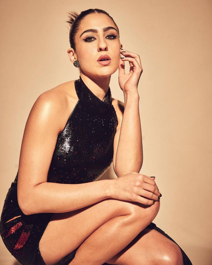 सारा की हर अदा पर फैंस दिल हारते हैं. यही वजह है कि वो सोशल मीडिया पर फैन फॉलोइंग के मामले में बड़े-बड़े स्टार्स को टक्कर देती हैं.