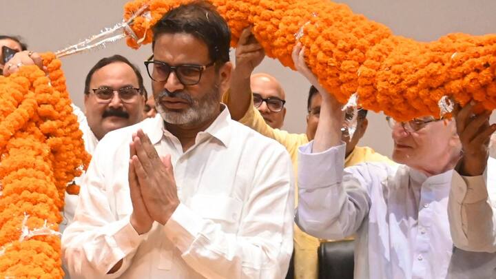 उन्होंने कहा कि मेरी भूमिका किसी नेता नहीं बल्कि एक सूत्रधार की है, जो सभी को एक साथ लेकर आए और एक बेहतर और नया विकल्प बिहार के लिए बने. उन्होंने कहा बिहार में दल तो बहुत सारे हैं, एक दल की जरूरत और क्यों है? क्योंकि ये दल बिहार की लोग मिलकर बना रहे हैं. कोई व्यक्ति विशेष नहीं. एक विचारधारा को मानने वाला दल नहीं होगा यह.