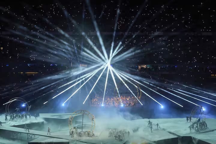 સમારોહ માટે સ્ટેડિયમને થિયેટરમાં ફેરવવામાં આવ્યું હતું. સ્ટેડિયમનો નજારો જોવા જેવો હતો.