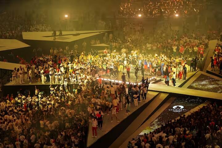 આ સમારોહમાં અનેક કલાકારોએ પોતાનો કમાલ બતાવ્યો, અને સૌનું મનોરંજન કર્યું હતું. આ સમાપન સમારોહમાં પ્રખ્યાત હોલીવુડ અભિનેતા ટૉમ ક્રૂઝ પણ સામેલ હતા.