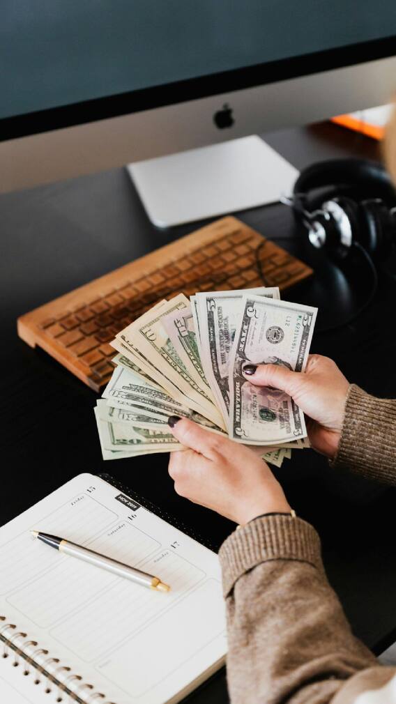 तुमच्या घरातील तिजोरीत 'या' गोष्टी ठेवा; पैसा चुंबकाप्रमाणे खेचून येईल!