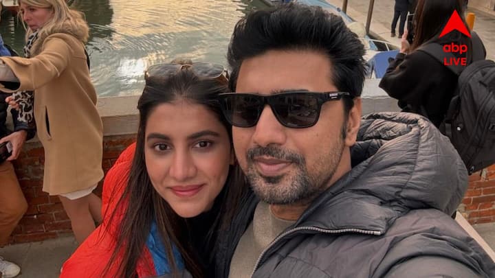 রুক্মিনীর জন্মদিনে দেব শেয়ার করে নিয়েছিলেন রুক্মিণীর সঙ্গে এক গুচ্ছ ঘুরতে যাওয়ার ছবি। সেখানে তিনি রুক্মিণীকে দিয়েছিলেন বিশেষ তকমা।