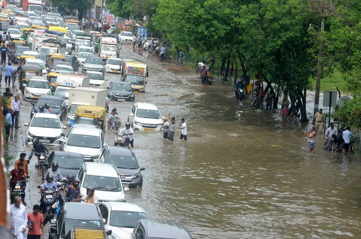 दिल्ली में रविवार को भारी बारिश के कारण कई हिस्सों में ट्रैफिक जाम से लोग परेशान रहे. जलभराव की 47 शिकायतें कीं. पीडब्ल्यूडी के एक अधिकारी ने बताया कि उन्हें जलभराव की 40 और पेड़ों के गिरने की तीन सूचनाएं प्राप्त हुईं. एमसीडी को सुबह छह बजे से अपराह्न दो बजे के बीच 12 शिकायतें प्राप्त हुईं, जिनमें से सात जलभराव से संबंधित और पांच पेड़ों के गिरने से जुड़ी हुईं थीं.