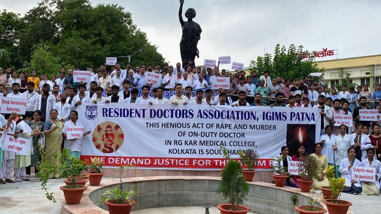 Bihar Patna IGIMS hospital doctors taken out candle march regarding Kolkata  RG KAR hospital rape incident ANN | Bihar News: कोलकाता RG KAR अस्पताल की  घटना को लेकर पटना में विरोध, IGIMS