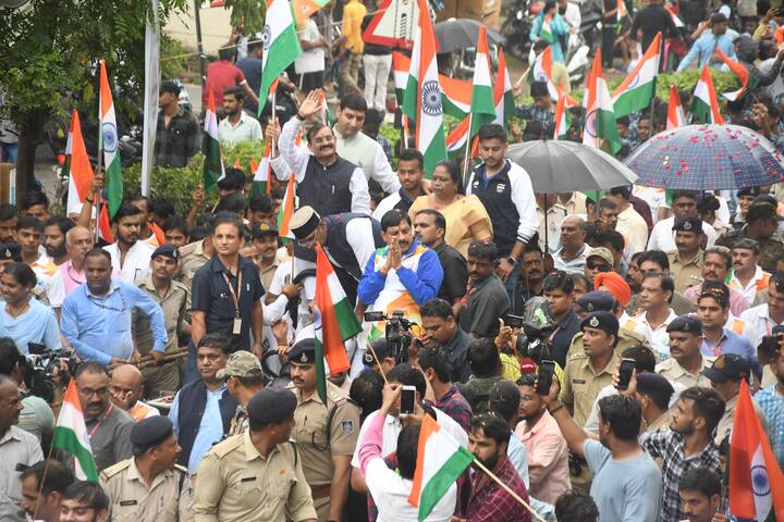 सीएम ने कहा कि आज तिरंगा यात्रा निकल रही है, गली-गली, मोहल्ले-मोहल्ले, पूरा देश तिरंगा यात्रा में डूबा है मेरी अपनी ओर से प्रदेशवासियों को पुन: बधाई.