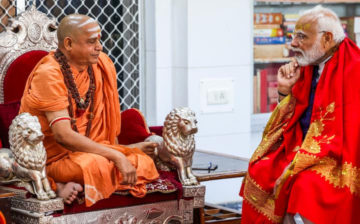 द्वारका शारदापीठ के शंकराचार्य स्वामी सदानंद सरस्वती ने बांग्लादेश में हिंदुओं की टारगेट किलिंग पर चिंता जाहिर की है. उन्होंने कहा कि वहां की स्थिति फिलहाल बड़ी डराने वाली है.