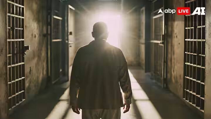 વિપક્ષી પાર્ટી બીએનપીની વિદ્યાર્થી પાંખ છાત્રદળના મોહમ્મદ અતીકને ત્યાં દોઢ મહિના સુધી કેદ કરવામાં આવ્યો હતો. 8 ઓગસ્ટના રોજ રીલિઝ થઈ હતી.